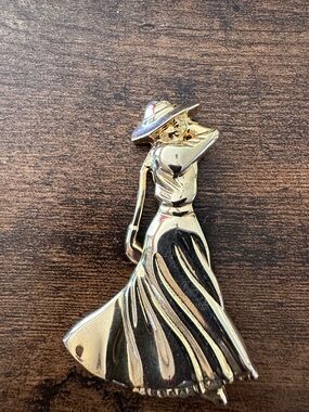 Womans Golf Marked “Fort” Gold Tone Victorian Pin Golfing Golf Brooch 2.75"
